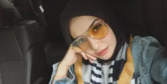 Swafoto atau selfie, kini menjadi gaya hidup setiap orang, terlebih dengan adanya aplikasi foto di smart phone yang membuat tampilan semakin mempesona. Meskipun tak semua orang menyukainya, namun berbeda dengan Zaskia Sungkar. (Instagram/zaskiasungkar15)