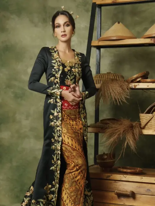 Luna Maya memiliki darah blasteran Austria, ia tampil anggun mengenakan kebaya panjang hitam berbordir dipadukan obi merah dan kain batik coklatnya. [Instagram/lunamaya]