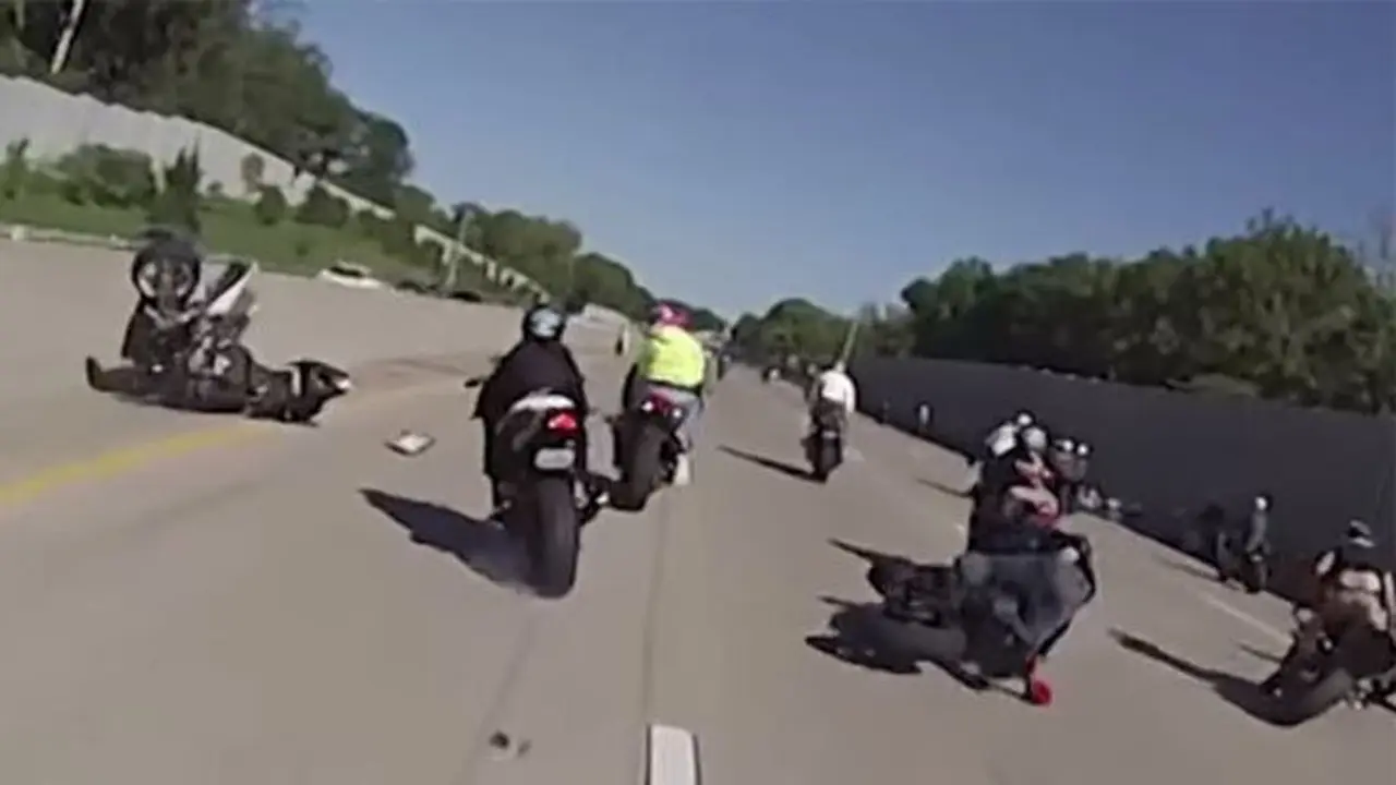 Aksi Wheelie Konvoi Motor Ini Sukses Mengocok Perut