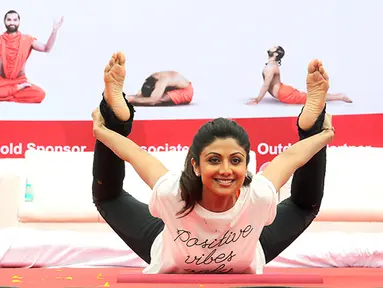 Aktris Bollywood Shilpa Shetty melakukan gerakan yoga pada hari Yoga sedunia.  (EPA/Jagadeesh NV)