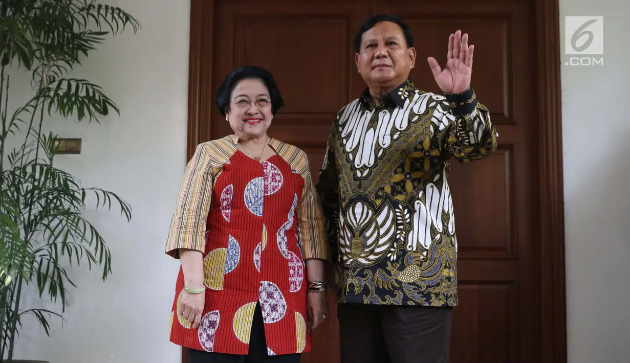 Ketua Umum PDIP, Megawati Soekarnoputri (kiri) bersama Ketua Umum Partai Gerindra, Prabowo Subianto usai melakukan pertemuan dan makan siang bersama di kediaman Megawati di Jalan Teuku Umar, Jakarta, Rabu (24/7/2019). (Liputan6.com/Helmi Fithriansyah)
