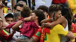 Bek Belgia, Thomas Meunie (kanan) menggendong pacarnya saat merayakan kemenangan atas Brasil pada laga perempat final Piala Dunia 2018 di Stadion Kazan Arena, Jumat (6/7). Belgia sukses memulangkan Brasil dengan skor  2-0. (AFP/Jewel SAMAD)