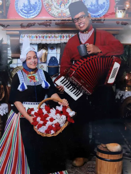 Astrid istri Uya Kuya menceritakan pada Bintang.com kisah pertemuan hingga memiliki dua buah hati. Suatu malam, Astrid bersama teman-temannya mencari makan nasi goreng di pinggir jalan. (dok. Pribadi/Bintang.com)