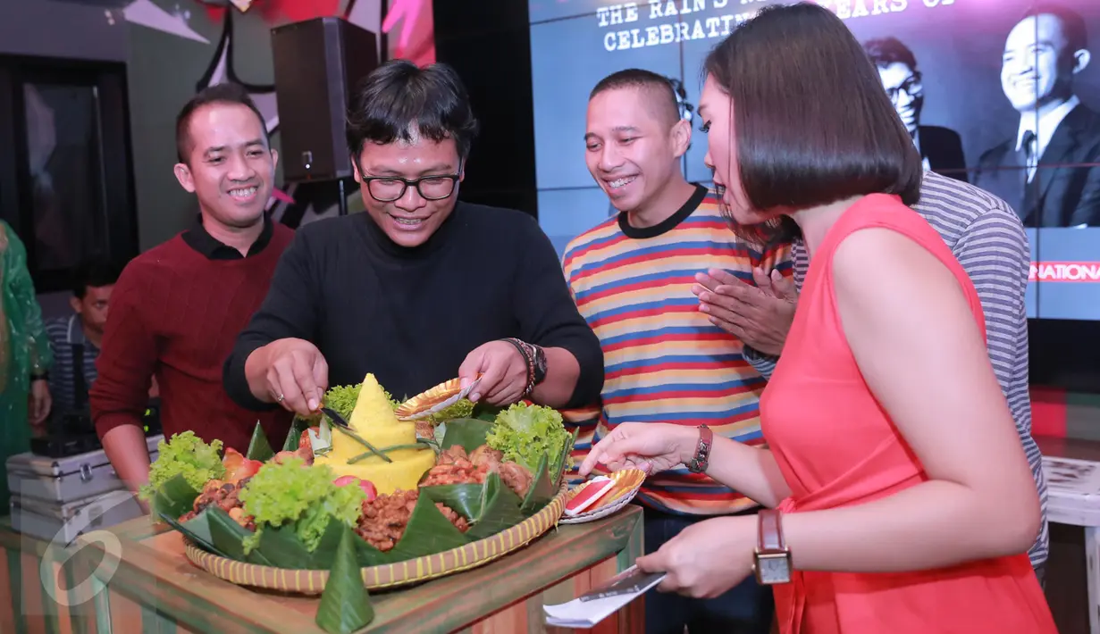 Personel Band The Rain memotong tumpeng saat rilis album ke-6 bertajuk "Jabat Erat", Jakarta, Rabu (14/9). Di album ke-6 mereka bereksperimen dengan musik pop yang retro. (Liputan6.com/Herman Zakharia)