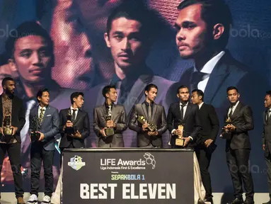 Sejumlah pemain menerima penghargaan Best Eleven Liga 1 di Hotel Mulia, Jakarta, Jumat (22/12/2017). Malam Penghargaan Liga 1 memberi apresiasi kepada sejumlah tokoh sepak bola. (Bola.com/Vitalis Yogi Trisna)