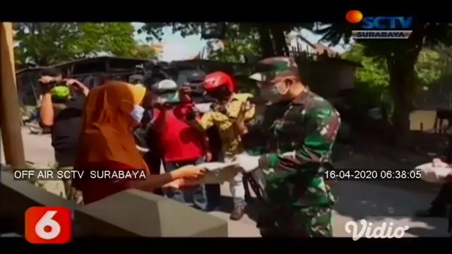 Ratusan paket sembako beserta masker dibagikan kepada warga sekitar wilayah Sidoarjo. Kodim 0816 meyakini warga bahwa TNI bersama masyarakat.