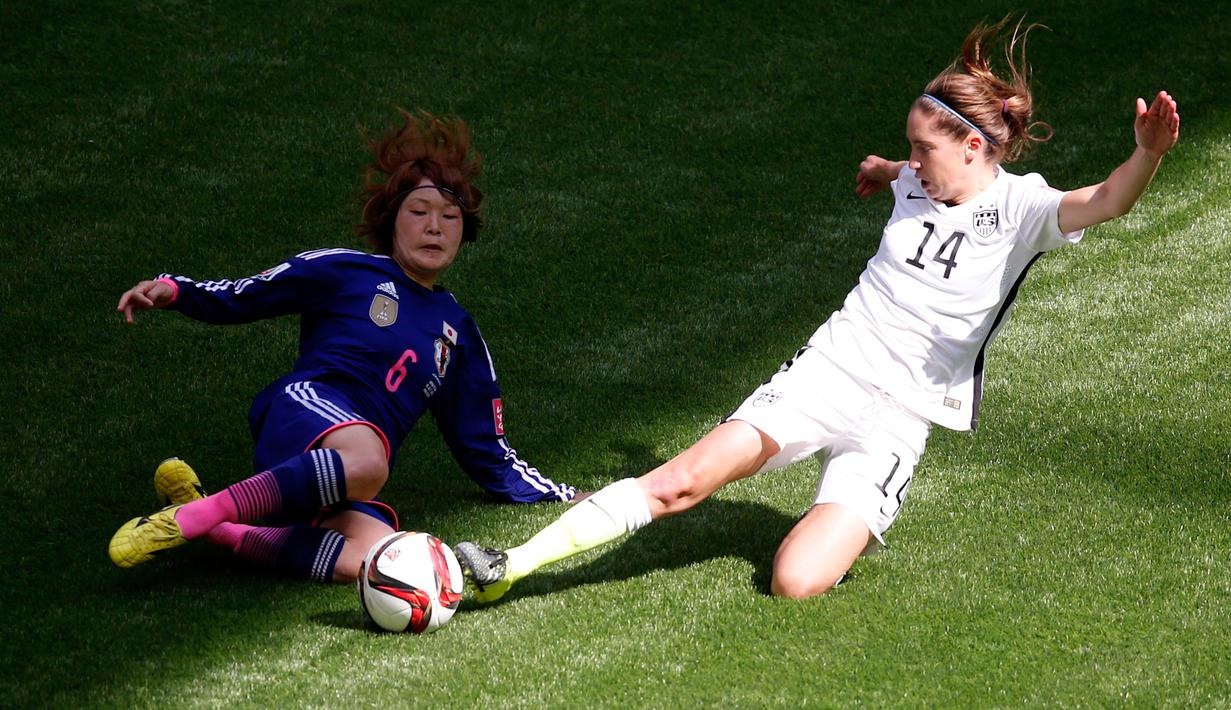 Gelandang Jepang, Mizuho Sakaguchi (kiri) berebut bola dengan gelandang Morgan Brian di final Piala Dunia wanita di BC Place, Vancouver, Kanada, Senin (6/7/2015). Amerika mengalahkan Jepang dengan skor 5-2. (Reuters/Erich Schlegel)