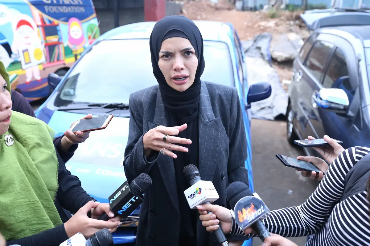 [Bintang] Nikita Mirzani Berhijab