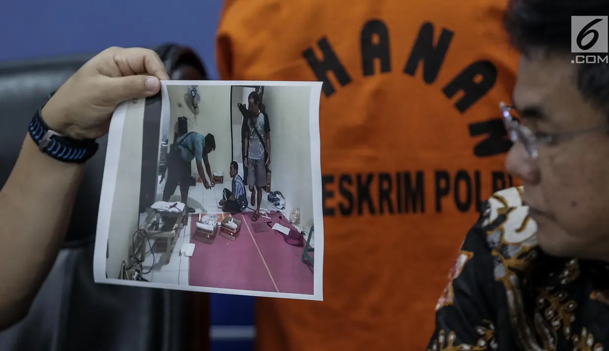 Direktur Tindak Pidana Ekonomi dan Khusus Bareskrim, Brigjen Agung Setya (kiri) menunjukan lokasi tempat pembuatan uang palsu saat rilis di Bareskrim Polri, Jakarta, Jumat (16/6). (Liputan6.com/Faizal Fanani)