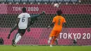 Pada menit ke-25 Jerman kembali mendapat peluang lewat sundulan Ragnar Ache usai menerima umpan dari Max Kruse. Namun, bola masih menerpa mistar gawang Jerman yang dijaga Florian Mueller. Hingga babak pertama usai skor masih tetap 0-0. (Foto: AP/Andre Penner)