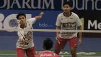 Pasangan Indonesia, Angga Pratama/Ricky Karanda Suwardi, menghadapi pasangan Indonesia, Fajar Alfian/Muhammad Rian Ardianto pada laga Indonesia Open 2017 di JCC, Kamis, (15/6/2017). (Bola.com/M Iqbal Ichsan)