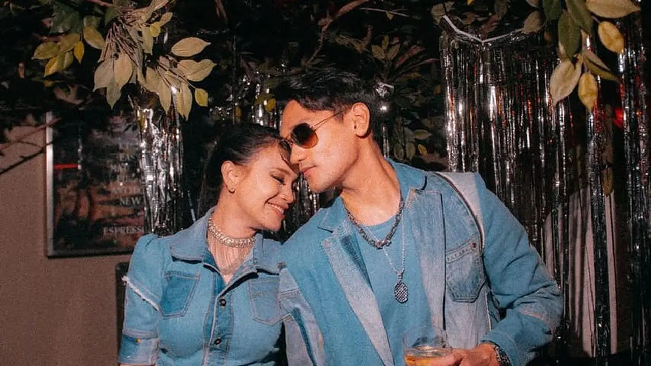 Gandeng Rossa dan Pakai Baju Couple, Ini 6 Momen Ultah Afgan ke-32 yang Meriah