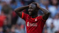 Naby Keita. Gelandang Guinea berusia 27 tahun ini akan mengakhiri kontrak 5 tahun bersama Liverpool pada akhir musim 2022/2023. Ia didatangkan pada awal musim 2018/2019 dari RB Leipzig dengan nilai transfer 60 juta euro. Hingga kini ia telah tampil dalam 111 laga bareng The Reds di semua ajang dengan torehan 11 gol dan 7 assist. Kabarnya ia diminati beberapa klub, seperti Barcelona, Liverpool dan Aston Villa. (AFP/Adrian Dennis)