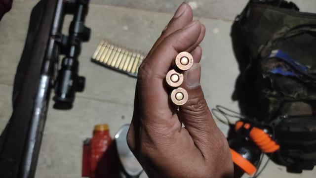 Sejumlah senjata dan amunisi yang disita TNI dari kelompok separatis usai terlibat baku tembak di Intan Jaya, Papua. (dok TNI)