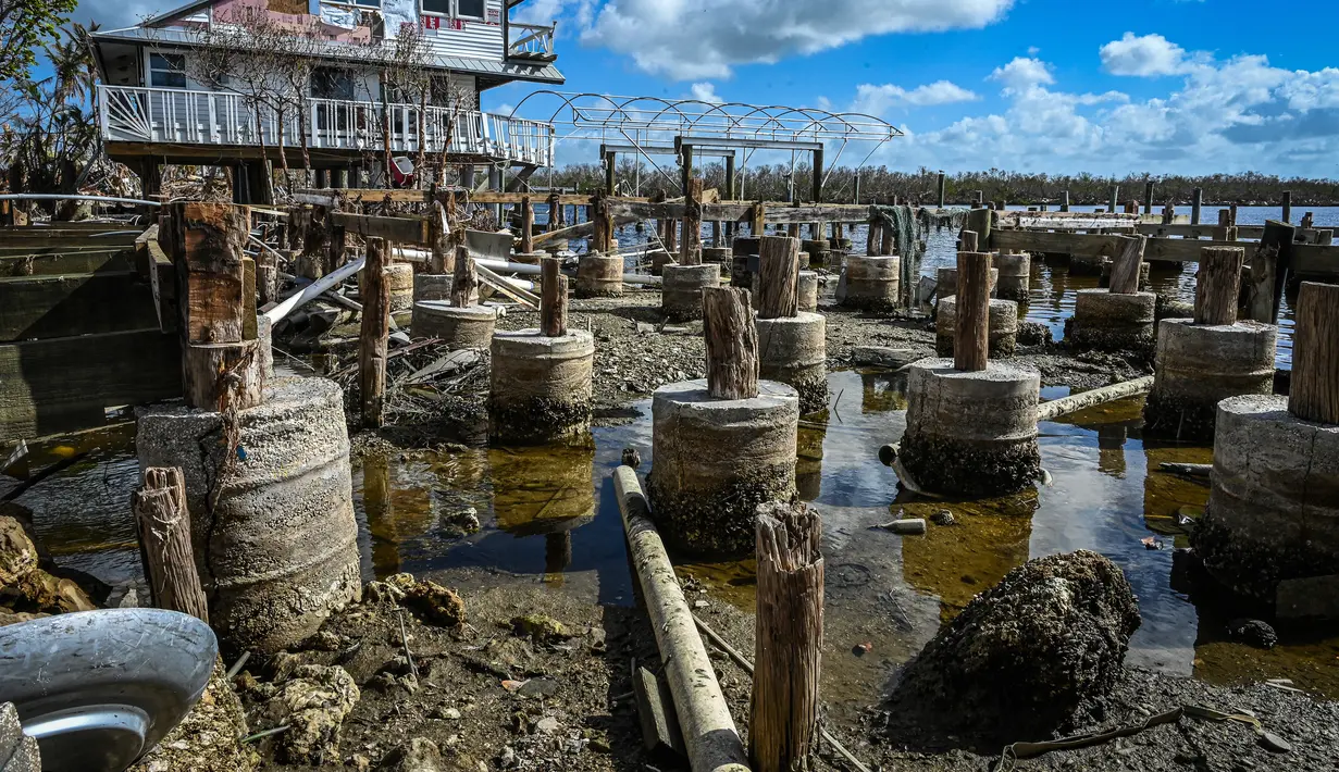 Pilar fondasi rumah di atas air adalah satu-satunya yang tersisa setelah Badai Ian menghantam Pulau Matlacha di Lee County, Florida, pada 7 November 2022. Pusat Badai Nasional mengatakan, Badai subtropis Nicole diperkirakan akan terus menguat dan diperkirakan menjadi badai Kategori 1 ketika mendekati pantai timur Florida Rabu malam hingga Kamis pagi. (AFP/ Giorgio Viera)
