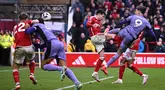 Pemain Liverpool, Darwin Nunez, mencetak gol ke gawang Nottingham Forest pada laga pekan ke-27 Premier League 2023/2024 di City Ground, Sabtu (2/3/2024). Liverpool menang dengan skor tipis 1-0. (AFP/Paul Ellis)