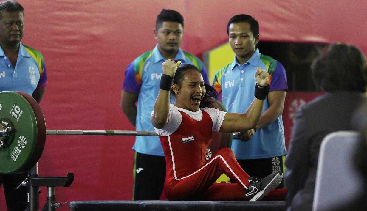 Atlet para angkat berat, Ni Nengah Widiasih, saat beraksi pada Asian Para Games di Balai Sudirman, Jakarta, Minggu (7/10/2018). Ni Nengah berhasil mempersembahkan medali perak dengan total angkatan 97 kg. (Bola.com/M Iqbal Ichsan)