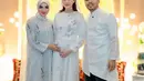 Ashanty memilih tunik dengan siluet modern yang memadukan unsur tradisional dan kontemporer. Material kain berkualitas tinggi dengan detail bordir halus menambah kesan mewah pada busana yang dikenakannya.  [@ashanty_ash].