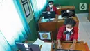 Sejumlah siswa SMKN 31 melaksanakan Uji Sertifikasi Kompetensi (USK) bagi para siswa kelas XII di SMK PB Soedirman, Jakarta, Selasa (6/4/2021). Siswa yang lulus akan mendapat sertifikat kompetensi yang dapat dipergunakan sebagai bekal saat terjun ke dunia kerja. (Liputan6.com/Herman Zakharia)