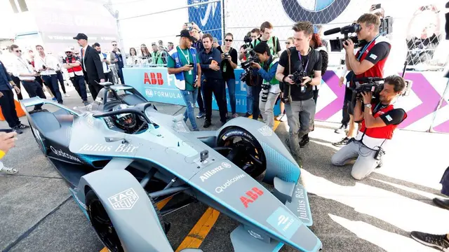 Nico Rosberg bersama mbol Gen2 Formula E (Twitter Nico Rosberg)