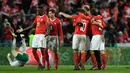 Pemain Swiss merayakan kemenangan atas Irlandia Utara  seusai leg kedua fase playoff Piala Dunia 2018 zona Eropa di St Jakob Park Stadium, Minggu (12/11). Swiss unggul agregat 1-0 atas Irlandia Utara. (Jean-Christophe Bott/Keystone via AP)