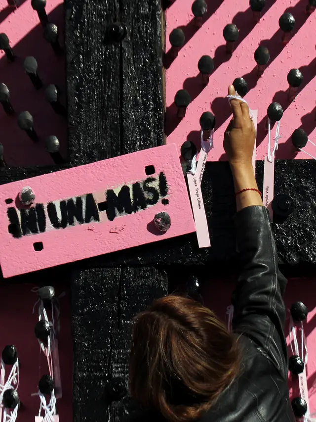 Women's Day, Warga Meksiko Gantungkan Nama Perempuan Hilang di Salib Hitam