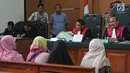 Para saksi memberi kesaksiannya saat sidang kasus dugaan penipuan First Travel di PN Kota Depok, Senin (12/3). Keempat saksi merupakan calon jemaah yang menjadi korban penipuan dan penggelapan. (Liputan6.com/Herman Zakharia)