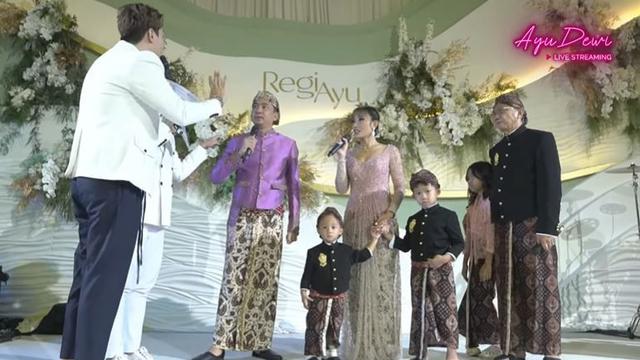 Bertabur Bintang, Ini 6 Potret Pesta Anniversary Pernikahan Ayu Dewi ke-10 Tahun