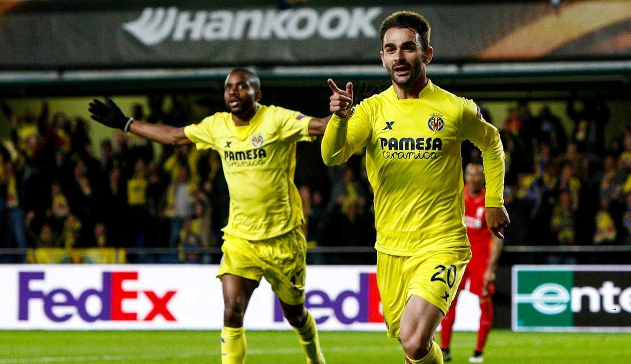 Gol pada menit-menit akhir yang dicetak Adrian Lopez sukses membawa Villarreal menang 1-0 atas Liverpool pada pertandingan leg pertama semifinal Liga Europa, di Stadion El Madrigal, Jumat (29/4/2016) dini hari WIB. (AFP/Biel Alino)