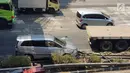 Penampakan minibus usai terlibat kecelakaan dengan truk trailer di Tol JORR TB Simatupang Km 29, Jakarta, Jumat (30/8/2019). Melalui akun twitter @TMCPoldaMetro, polisi mengimbau agar pengendara menghindari ruas jalan tersebut karena sedang dalam penanganan. (Liputan6.com/Herman Zakharia)