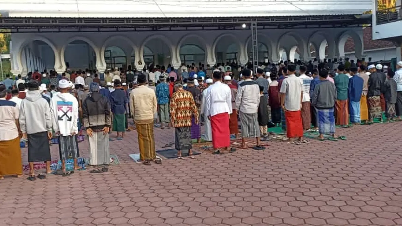 Warga Desa Suger Kecamatan Jelbuk, Jember laksanakan salat Idul Fitri Lebih Awal. (Istimewa)