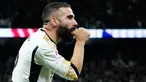 Pemain Real Madrid Dani Carvajal melakukan selebrasi usai mencetak gol ke gawang Valencia pada pertandingan sepak bola Liga Spanyol di Stadion Santiago Bernabeu, Madrid, Spanyol, Sabtu (11/11/2023). (AP Photo/Jose Breton)