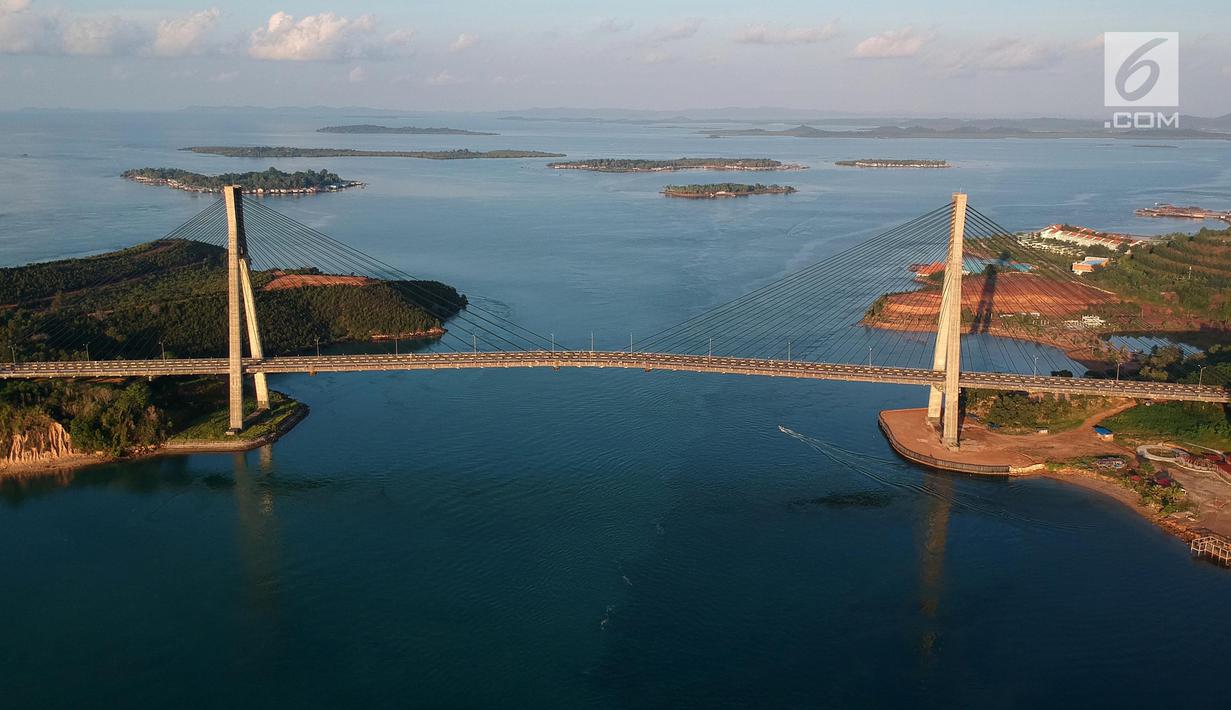 Foto udara pemandangan dari jembatan Barelang di Batam, Kepulauan Riau, Senin (7/5). Jembatan ini menghubungkan menghubungkan pulau Batam dengan Pulau Tonton, Pulau Nipah, Pulau Rempang, Pulau Galang dan Pulau Galang Baru. (Liputan6.com/Arya Manggala)