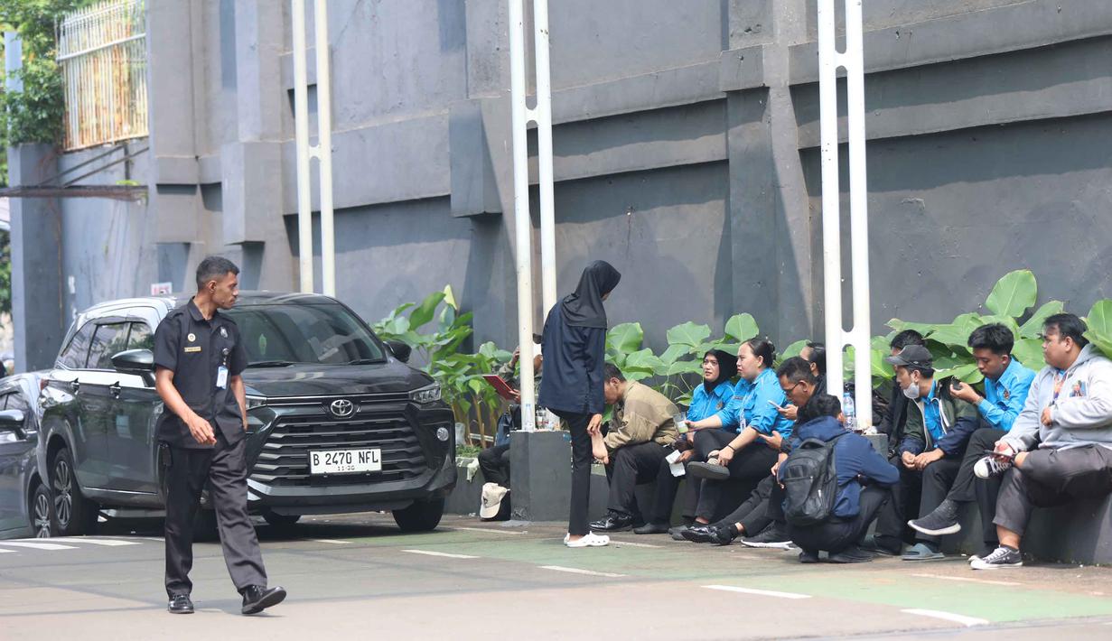 Beberapa karyawan berkumpul di sekitar area gedung Badan Gizi Nasional (BGN) di Jalan Kebon Sirih, Menteng, Jakarta Pusat, Rabu (3/6/2026), menyusul pergantian jajaran pimpinan di lembaga tersebut. (Kapanlagi.com/Budy Santoso)