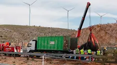 Petugas layanan darurat menggunakan crane mengangkat gajah sirkus dari jalan raya di Provinsi Albacete, Spanyol, Senin (2/4). Satu dari lima gajah tewas saat kendaraan pengangkut mereka mengalami kecelakaan. (El Digital de Albacete/María Guerrero via AP)