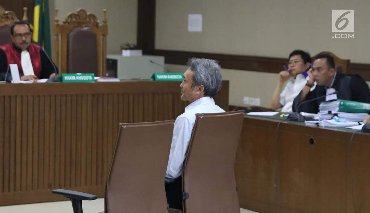 Terdakwa suap panitera Pengadilan Negeri Jakarta Pusat, Eddy Sindoro (tengah) saat menjadi saksi sidang lanjutan dugaan menghalangi proses penyidikan KPK dengan terdakwa Lucas di Pengadilan Tipikor, Jakarta, Kamis (17/1). (Liputan6.com/Helmi Fithriansyah)