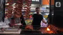 Pedagang membakar ayam untuk takjil atau menu berbuka puasa Ramadhan di Pasar Lama Tangerang, Banten, Sabtu (16/4/2022). Kawasan Pasar Lama menjadi salah satu tempat favorit bagi para pecinta kuliner dengan nuansa Pecinan. (merdeka.com/Imam Buhori)