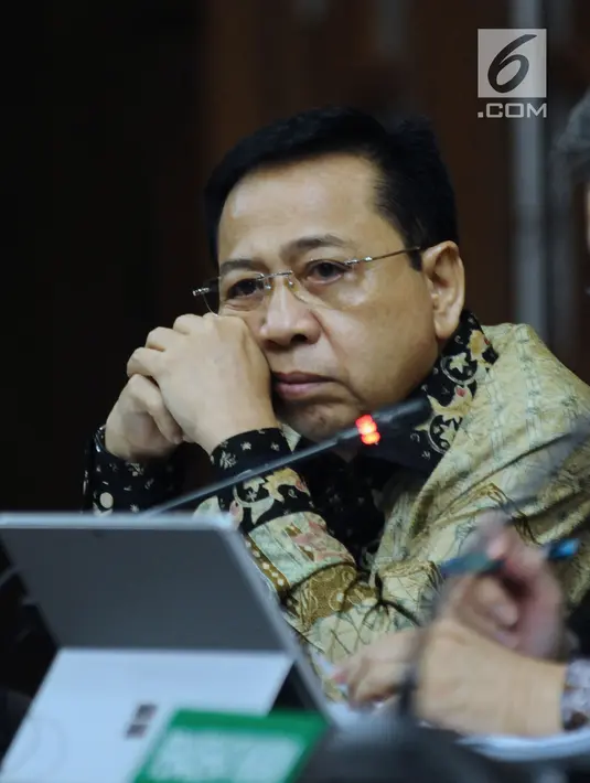 Terdakwa dugaan korupsi proyek e-KTP, Setya Novanto menyimak keterangan saksi di sidang lanjutan di Pengadilan Tipikor, Jakarta, Rabu (14/3). Sidang mengkonfrontir keterangan Irvanto Hendra Pambudi dan Made Oka Masagung. (Liputan6.com/Helmi Fithriansyah)