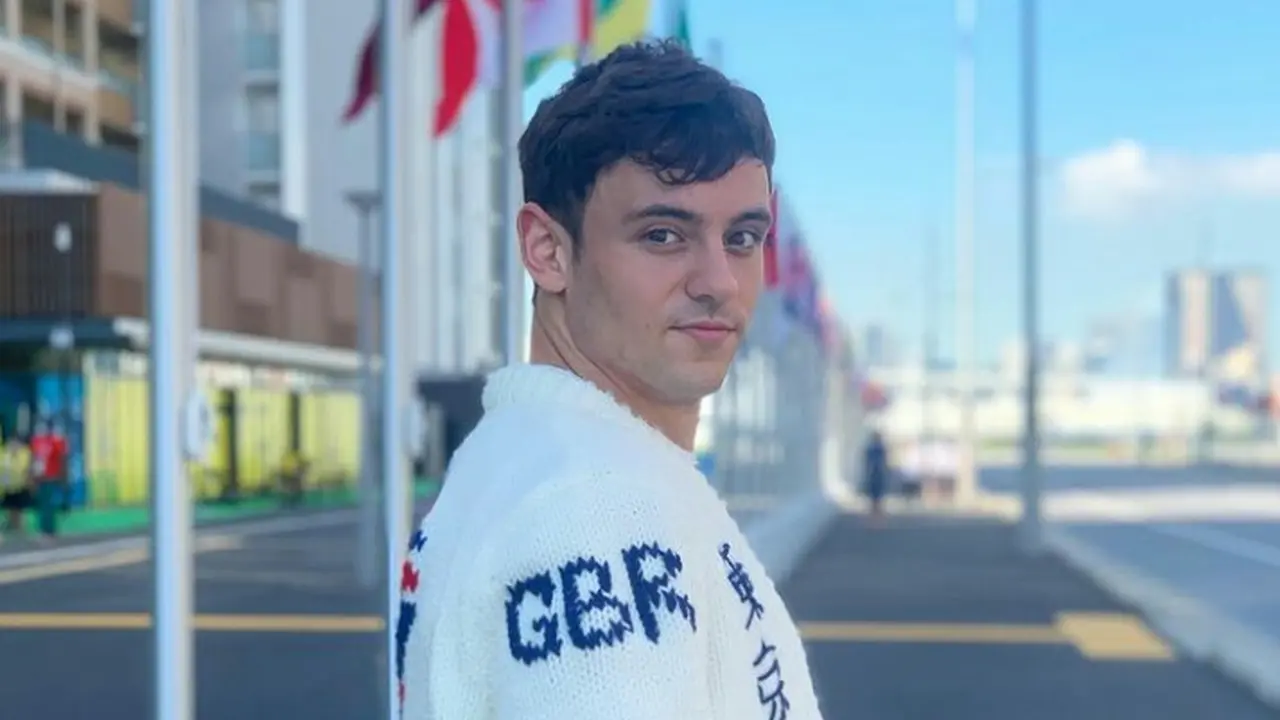 Tom Daley, Atlet Loncat Indah Inggris Viral Rajut Kardigan Spesial Olimpiade Tokyo 2020