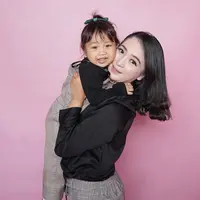 ilustrasi ibu dan anak/Photo by Kelvin octa from Pexels