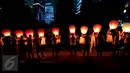 Puluhan karyawan Artha Graha Peduli menggelar aksi Earth Hours dengan menyalakan lampion di kawasan SCBD Jakarta, Sabtu (25/3). Sejak pukul 20.30 - 21.30 WIB, lampu di sebagian wilayah kawasan bisnis elit Jakarta ini dipadamkan (Liputan6.com/Fery Pradolo)