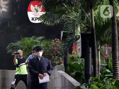 Ketua DPRD Kota Bekasi Chairoman J Putro meninggalkan Gedung KPK usai diperiksa, Jakarta, Selasa (25/1/2022). Chairoman J Putro diperiksa penyidik KPK sebagai saksi dalam kasus dugaan suap pengadaan barang dan jasa serta lelang jabatan di Pemerintahan Kota Bekasi. (Liputan6.com/Helmi Fithriansyah)