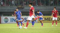 Pemain Timnas Indonesia U-19, Rabbani Tasnim mencetak gol pertama timnya dari eksekusi tendangan penalti saat matchday keempat Grup A Piala AFF U-19 2022 antara Timnas Filipina U-19 melawan Timnas Indonesia U-19 di Stadion Patriot Candrabhaga, Bekasi, Jawa Barat, Jumat (08/07/2022). (Bola.com/Bagaskara Lazuardi)