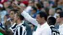 Pelatih Juventus, Massimiliano Allegri mengintruksikan para pemainnya saat berhadapan dengan AS Roma pada International Champions Cup di Gillette Stadium, Foxborough (31/7). Juventus menang adu penalti setelah imbang 1-1. (AP Photo/Michael Dwyer)