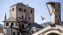 Atlet asal Inggris, Blake Aldridge tengah beraksi pada ajang Red Bull Cliff Diving World Series di Mostar, Bosnia and Herzegovina, (23/9/2016). (AFP/RED BULL/Dean Treml) 