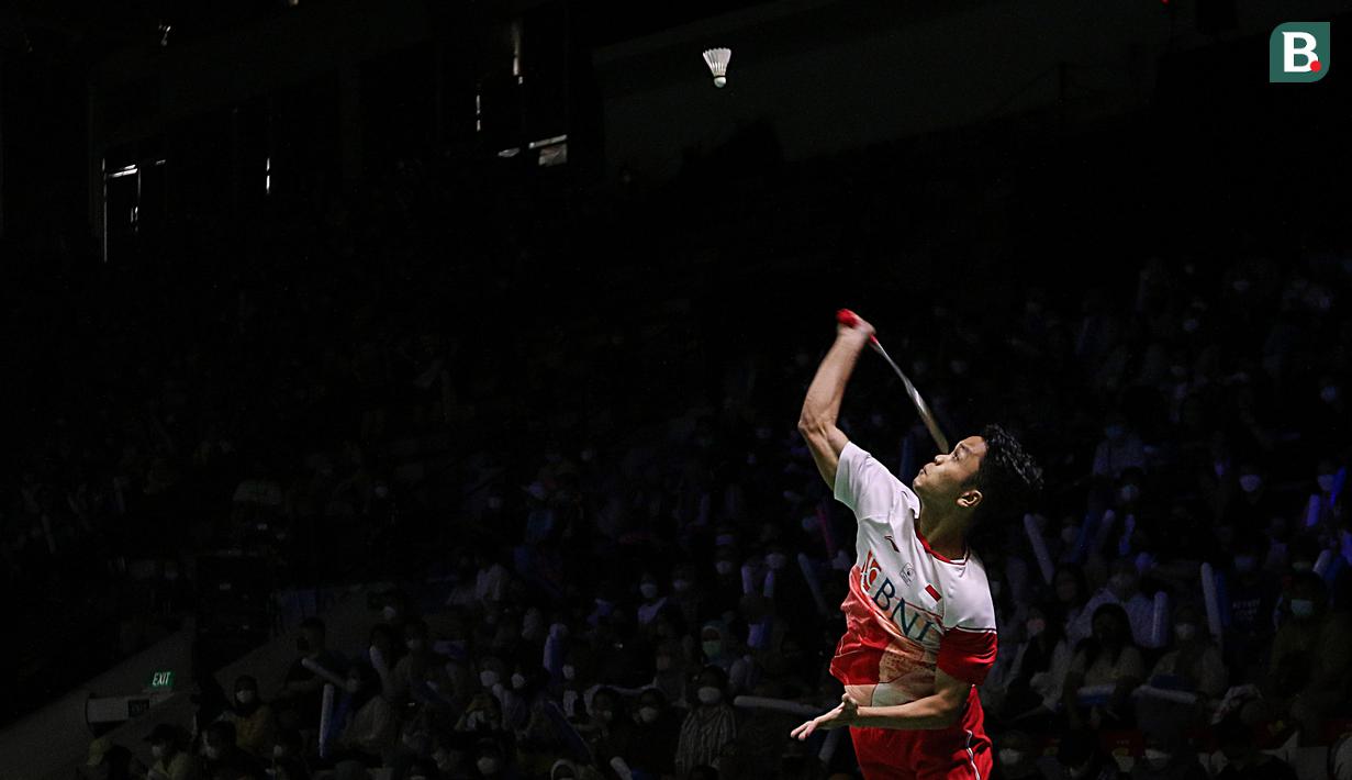 Pebulu tangkis tunggal putra Indonesia, Anthony Sinisuka Ginting melakukan smash saat bertanding pada babak 16 besar Indonesia Open 2022 di Istora Senayan, Jakarta, Kamis (16/06/2022). Anthony Ginting berhasil menekuk tunggal putra Denmark, Hans-Kristian Solberg Vittinghus dengan skor 21-17, 21-9 (Bola.com/Bagaskara Lazuardi)