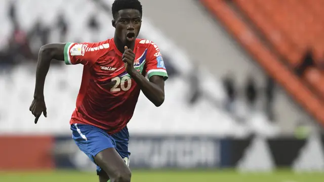 Manchester United Bidik Striker Gambia Adama Bojang