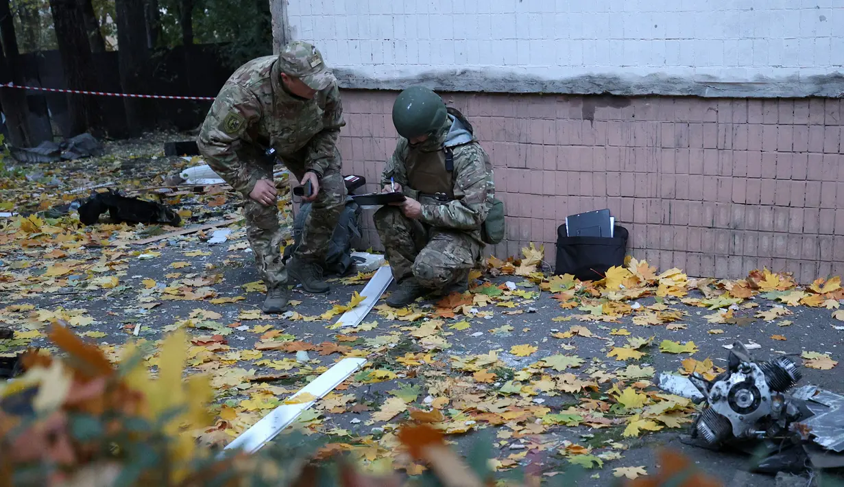 Tim penjinak bahan peledak juga dikerahkan untuk memeriksa sisa ledakan di lokasi serangan pesawat tak berawak di Kyiv pada tanggal 30 Oktober 2024. (Anatolii STEPANOV/AFP)