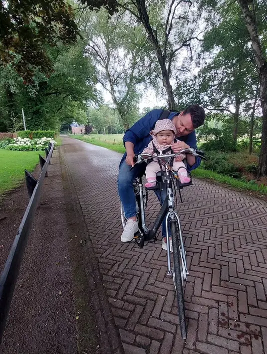 <p>"Nova pertama kali sepedahan .. Keliling hutan ..Ngehirup udara seger Liat binatang2 Kriyep2 dan tidor☺️☺️ Luuucuu bangettt amponnn," tulis graciaz14. [Instagram/graciaz14]</p>