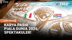 Menjelang bergulirnya Piala Dunia FIFA 2026, seniman pasir ternama asal India, Manas Kumar Sahoo, menciptakan karya spektakuler di Pantai Puri, Odisha. Karya tersebut menampilkan trofi Piala Dunia, para pemain, suporter, serta bola resmi turnamen "Tr...